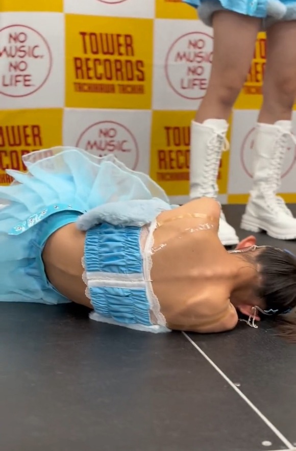 【画像】ライブ中に倒れたアイドルさん、後ろ姿が悲しい・・・・・・・・・・・・