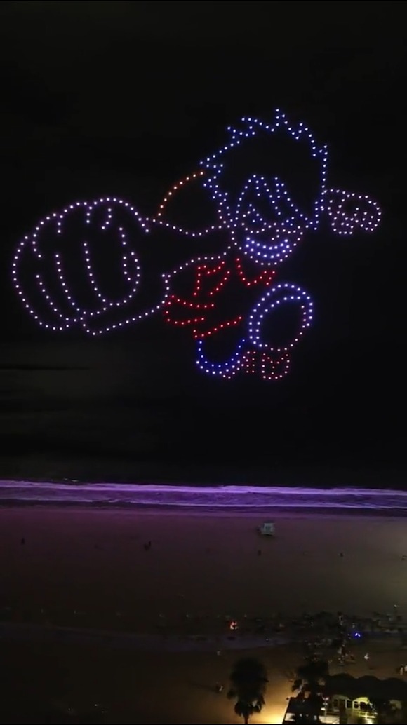【画像】実写版ワンピース解禁を記念してカリフォルニアの夜空にドローンが打ち上げられるｗｗｗｗｗ