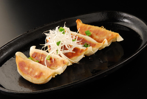 冷凍餃子「油も水もいりません！フライパンで焼くだけで羽根つき餃子が食べられます！」←こいつ