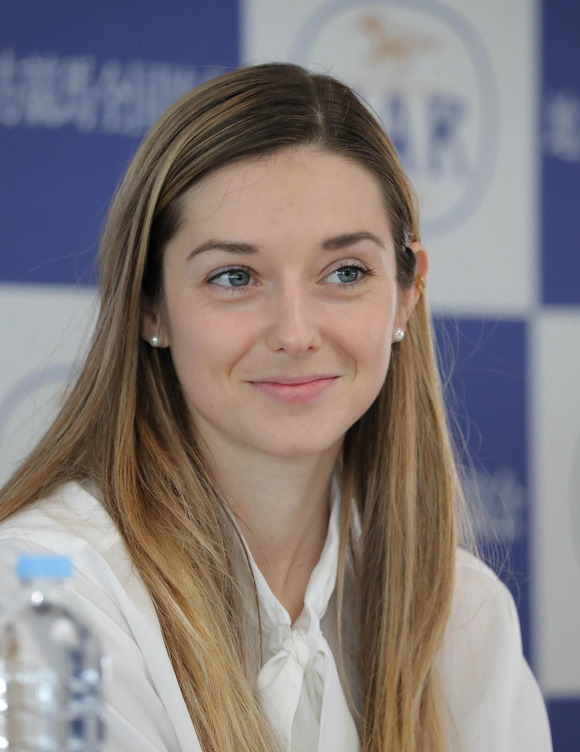 【悲報】可愛すぎるフランス人女性騎手がJRAの免許試験に3回目の不合格・・・・・・・・