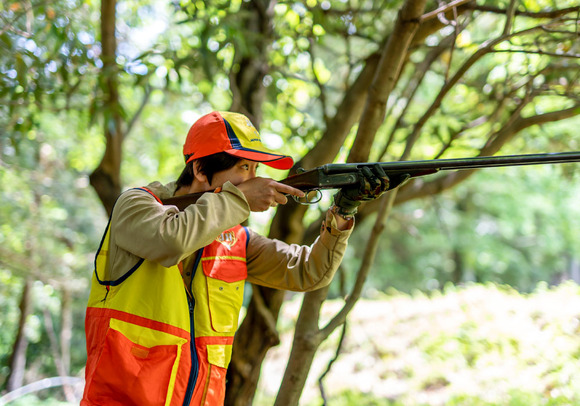 【画像】猟友会のハンター(80)、クマの急襲に遭い顔面を咬まれるも反撃して射ち◯す・・・・・