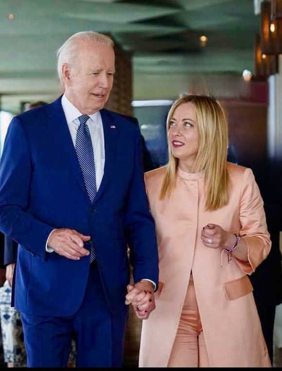 【画像】イタリアの首相・メローニちゃん、モテモテだったｗｗｗｗｗｗｗｗｗ