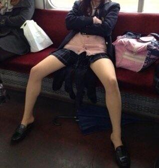 【悲報】女子高生さん、1人で電車のシートを3席分占領してしまうｗｗｗｗｗｗｗ