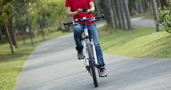 【朗報】11月1日から自転車の「ながらスマホ」「酒気帯び運転」に罰則