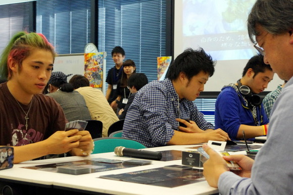 【悲報】カードゲーマーさん、体臭がキツすぎて大会を中止に追い込んでしまうｗｗｗｗｗｗｗ