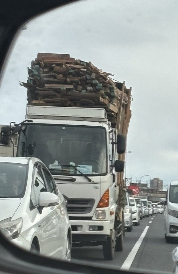 【悲報】「クルドカー」の懸念、ついに現実になる。過積載トラックが大事故・・・・・