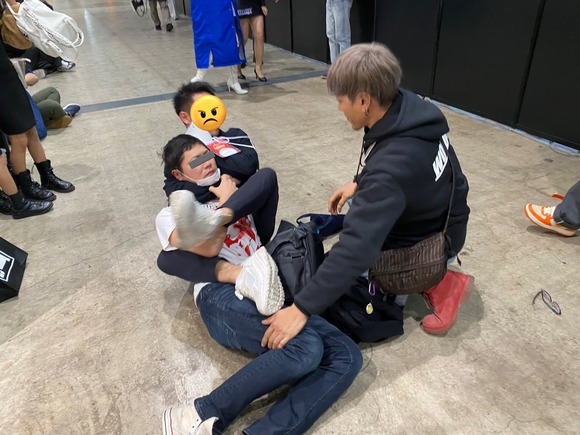 【悲報】モータショーで女性のスカート内を盗撮した弱者男性、捕まるｗｗｗｗｗｗ