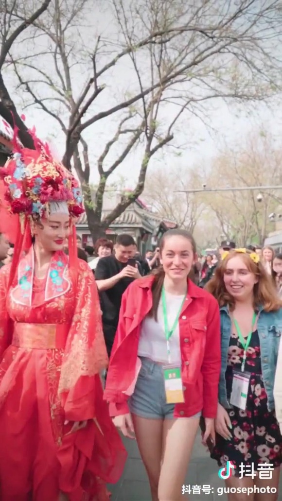 【画像】中国人美女、白人に圧勝してしまうｗｗｗｗｗｗｗｗｗｗｗ