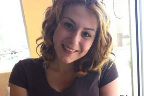 【悲報】公園で寝ていた美女（27）が草刈り機に巻き込まれミンチになり四方八方に飛散する