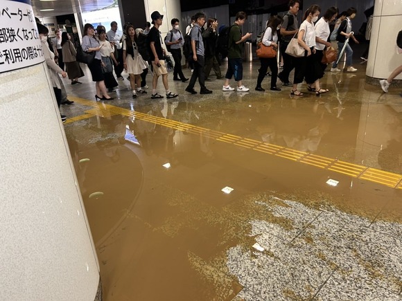 【悲報】新宿駅、うんこの粉塵が舞い始めるｗｗｗｗｗｗｗｗｗ