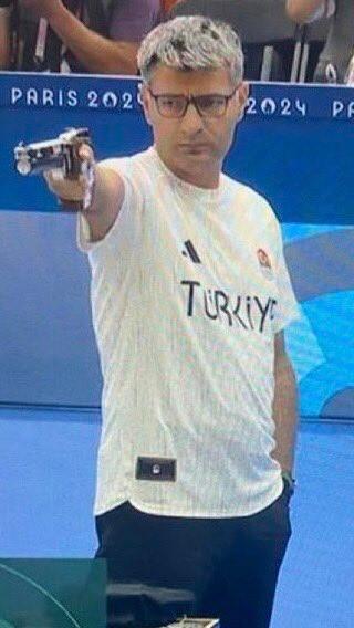 【画像】パリオリンピックの射撃、クセが強すぎるｗｗｗｗｗｗｗｗｗｗｗｗｗｗｗｗ