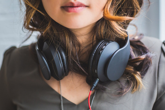 【悲報】　ヘッドホンどこの使ってる？　バカ「AKG」　アホ「BOSE」　ゴミ「SONY」