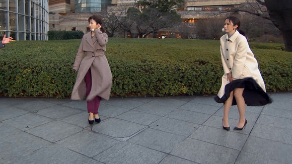 【画像】女子アナさん、台風中継でスカートが捲れてしまうｗｗｗｗｗｗｗｗ