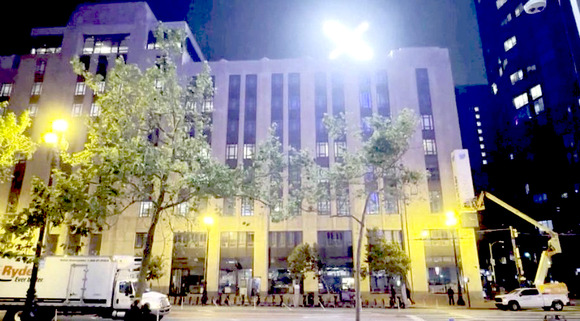 【悲報】Twitter本社の『Ｘ』看板、明るすぎて苦情殺到ｗｗｗｗｗｗ(画像あり)