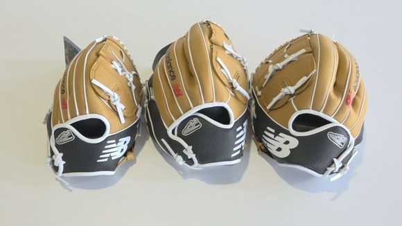 【悲報】全国の校長、『大谷グラブ（3個）』の扱いに困ってる模様 →「結局、飾るしかないんです」