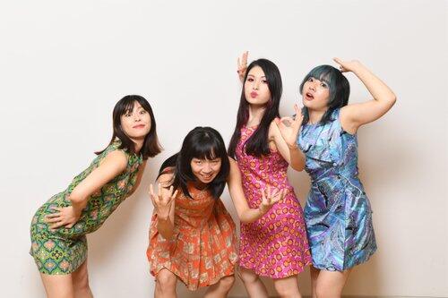 【悲報】人気女性バンドさん、ギターを客席に投げ込み客に直撃し7針を縫う大怪我をさせる・・・・・・・・・