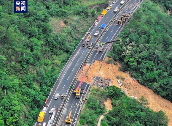 【悲報】中国で高速道路の路面が突然崩壊、24人が亡くなる・・・・・・・・・・・・・