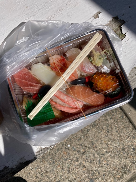 【画像】競馬場のお寿司（1000円）、ガチで美味いｗｗｗｗｗｗｗｗｗｗｗ