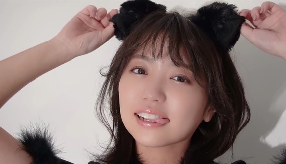 【画像】大原優乃さん、ハロウィンコスプレで胸の毛が禿げた病気の黒猫に扮してしまうｗｗｗｗ