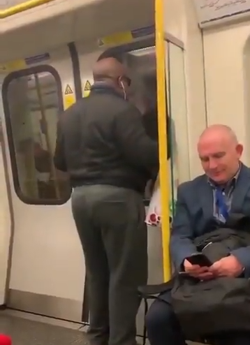 【動画】電車内で熱唱するおじさん、乗客達を沸かせてしまうｗｗｗｗｗｗｗｗｗｗｗｗｗｗｗｗｗ