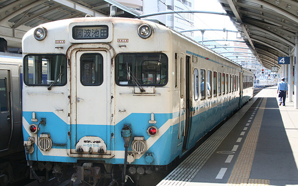 【悲報】JR四国が運転士不足で1日17便減便 →低賃金を理由に次々離職「年収300万円では家庭を持てない」