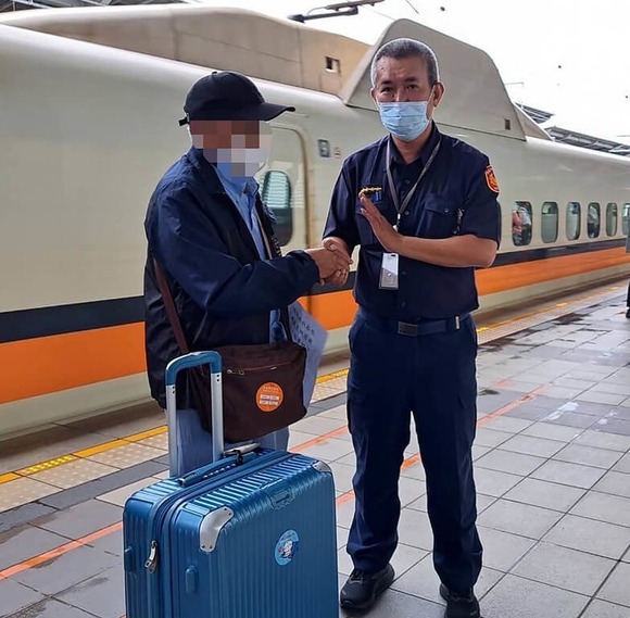 【朗報】台湾旅行で財布をなくした日本人、警察官に新幹線のチケットを買ってもらって帰国ｗｗｗｗｗｗｗｗｗｗｗｗｗｗ