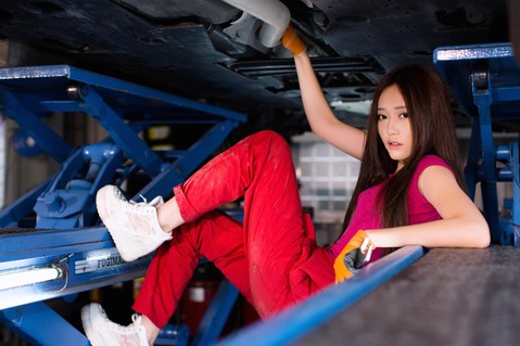 【悲報】　女さん、とんでもない方法で車のタイヤのボルトを締めてしまうｗｗｗｗｗ