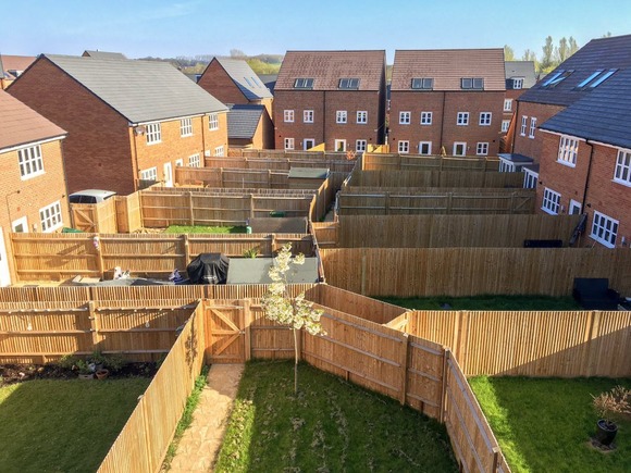 【画像あり】イギリスの底辺家庭の庭、めちゃくちゃ広いｗｗｗｗｗｗｗｗｗ