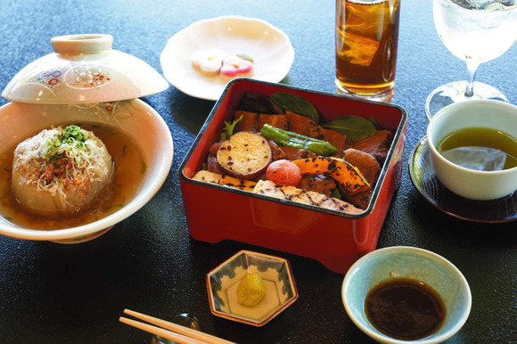 【悲報】藤井聡太さん、昼食に黒毛和牛サーロインステーキ重を注文してしまう・・・・・・・・・・