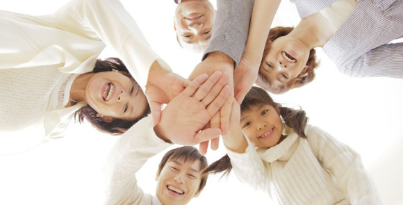 【悲報】老人「ﾊｧﾊｧ...敗戦でズタボロの日本を経済大国にしたぞ」若者「高齢者の福祉を削れ！」