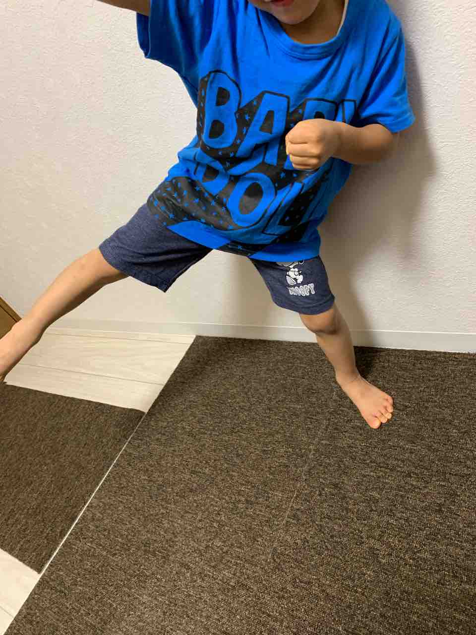 今日も息子にかっこいいポーズしてと頼んだら W 1人と1匹と私 今日も息子にかっこいいポーズしてと頼んだら W 1人と1匹と私