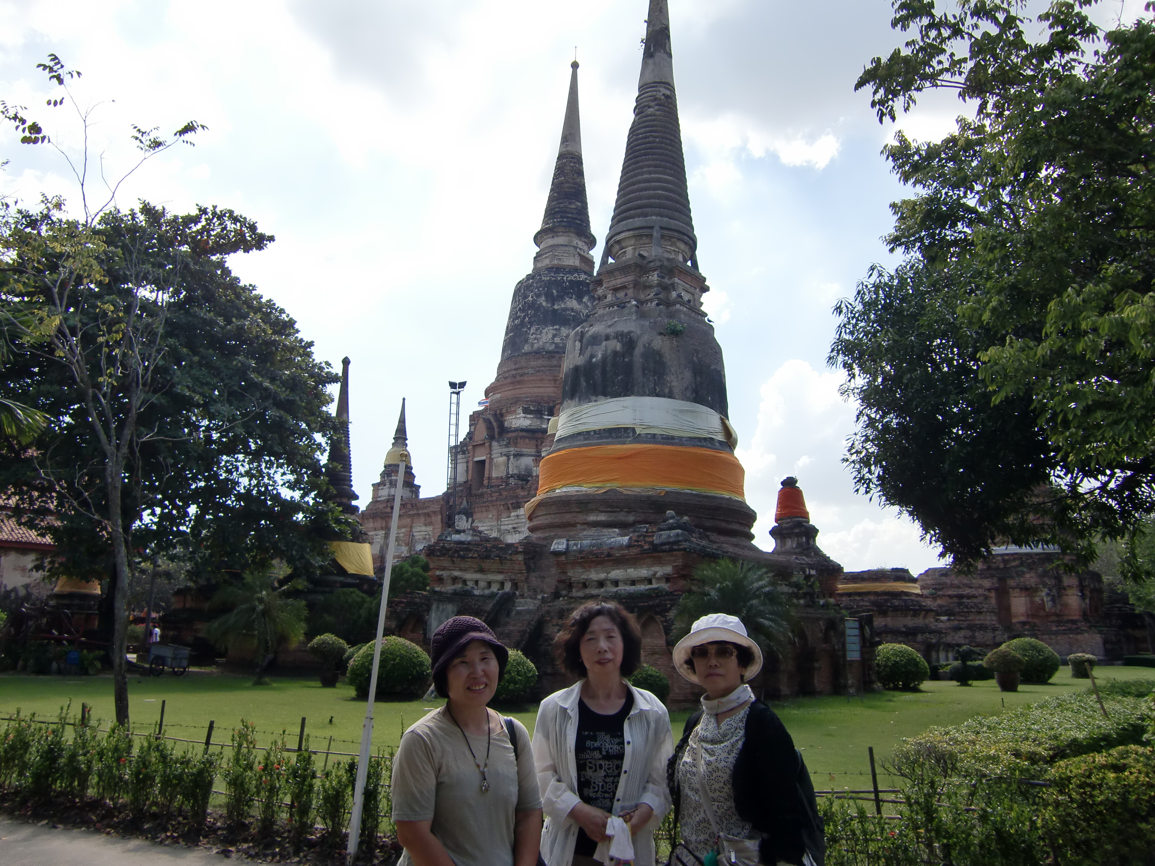 CIMG0042 ladies in front, pagoda