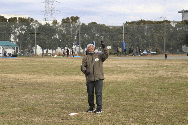 凧揚げ中の後藤さん