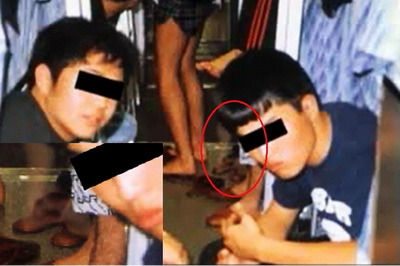 子どもの後ろに不気味な足