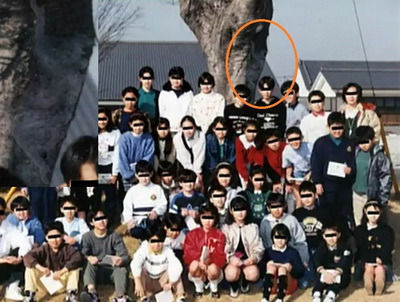 木にしがみつく異界の者