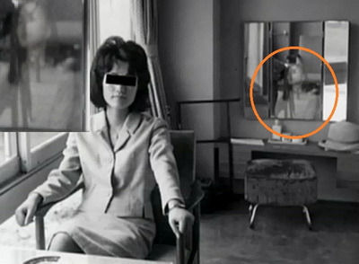 ホテルの鏡に霊がうつり込む