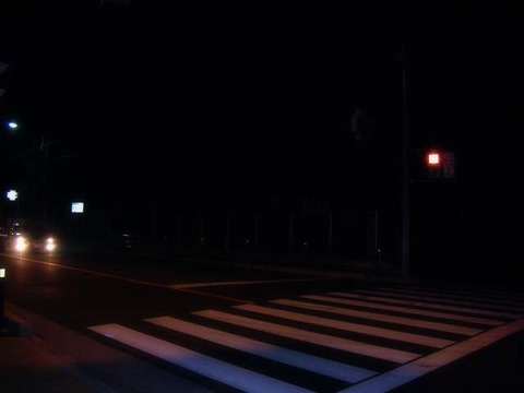 夜の横断歩道
