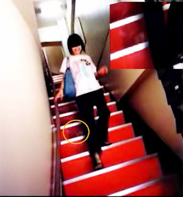 階段に怪しい影