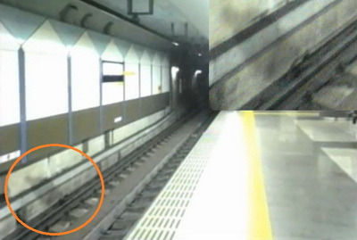 駅のホームにうつる影