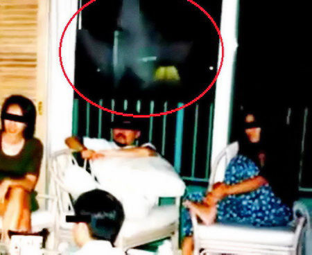 ガラスに映る顔