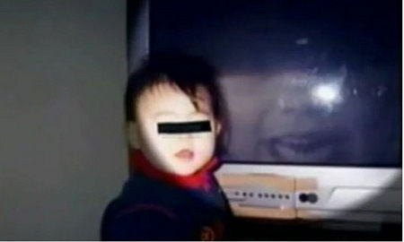 テレビ画面にうつる子供の霊