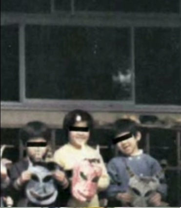 小学校の窓ガラスにうつり込む幽霊
