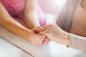 独女は特に不安!? 結婚のネックにもなる「親の世話・介護」問題