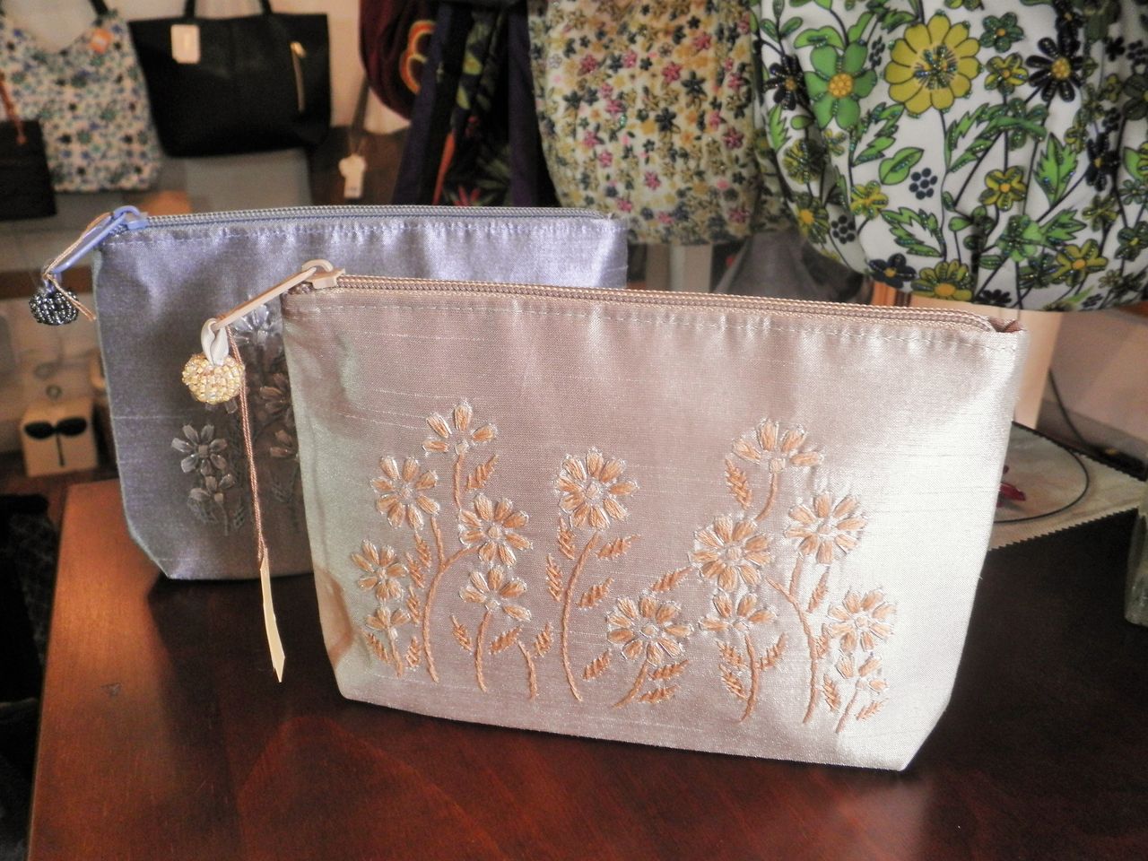 ベトナム刺繍シルクのポーチ ベトナム雑貨 手作り雑貨のレンタルボックス Dolittle ベトナム刺繍シルクのポーチ ベトナム雑貨 手作り雑貨のレンタルボックス Dolittle