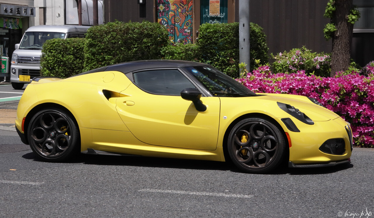 Koyapop’s LIBRARY ☆ BEAUTIFUL CARS +1 ☆ : 世田谷通りのアルファ ロメオ 4C