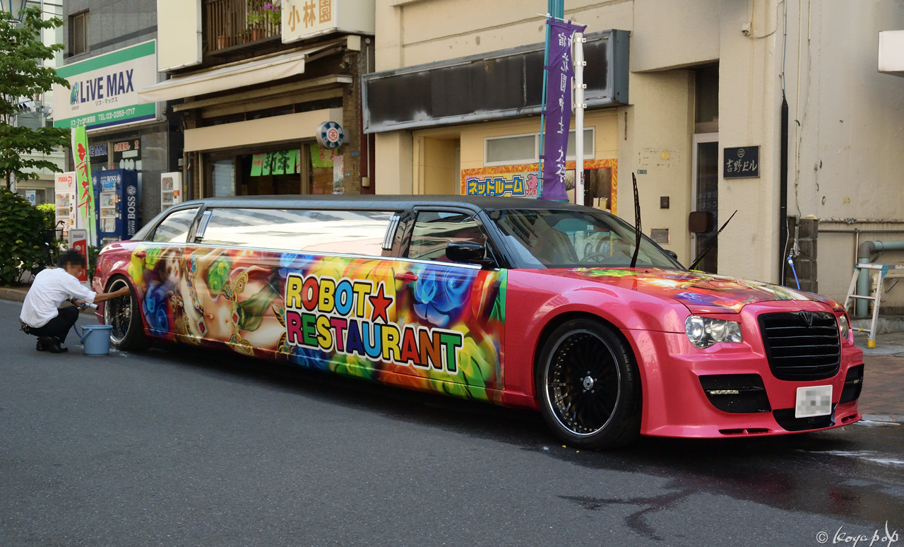 ロボット レストランを宣伝中のクライスラー 300c リムジン 02 Koyapop S Library Beautiful Cars 1