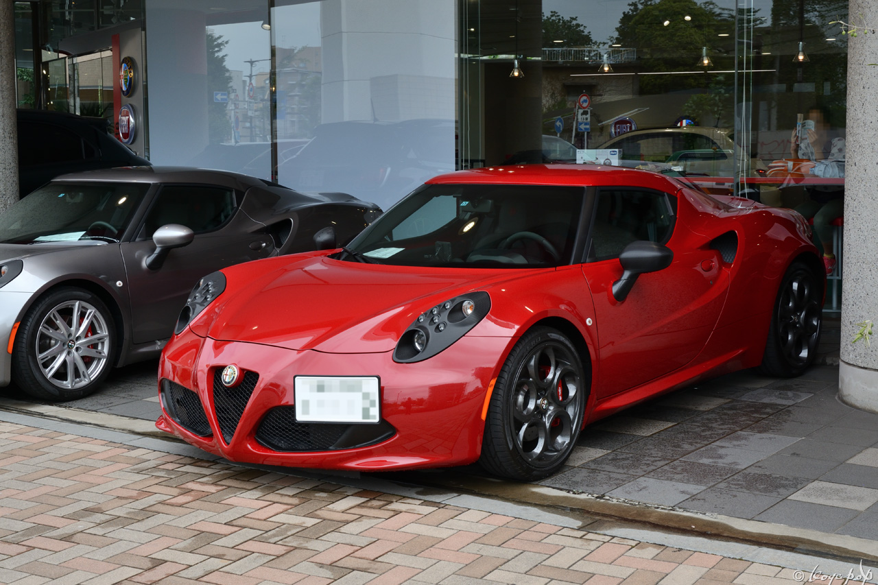 Koyapop’s LIBRARY ☆ BEAUTIFUL CARS +1 ☆ : 駐車中のアルファ ロメオ 4C