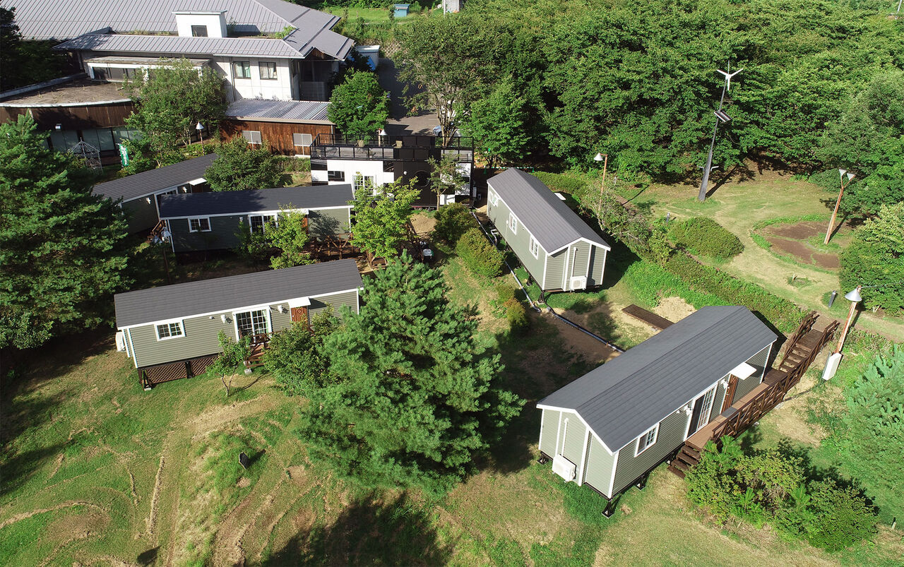 大規模災害時の仮設住宅としても注目される「トレーラーハウス」の宿泊施設を視察 : 一般社団法人地方創生戦略研究所