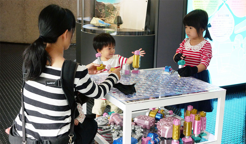 日鉱記念館「遊べる彫刻」で遊ぶ親子:管理者撮影