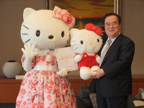 サンリオピューロランド“ハローキティ”が知事を表敬訪問